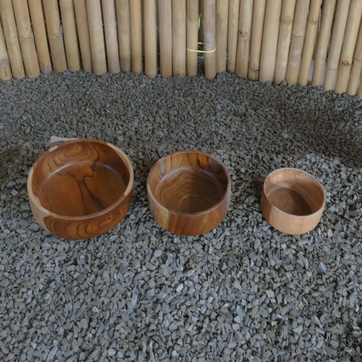  Product image 1 of the product “Salad bowls round, flat from teak root wood, Set of 3. Sizes: L: 31x31x10cm H. M:28x28x9cm H. S: 23x23x8cm H. ”